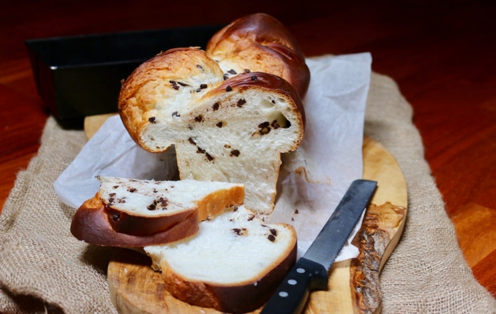 Briochebrood met alleen eiwitten en chocoladestukjes