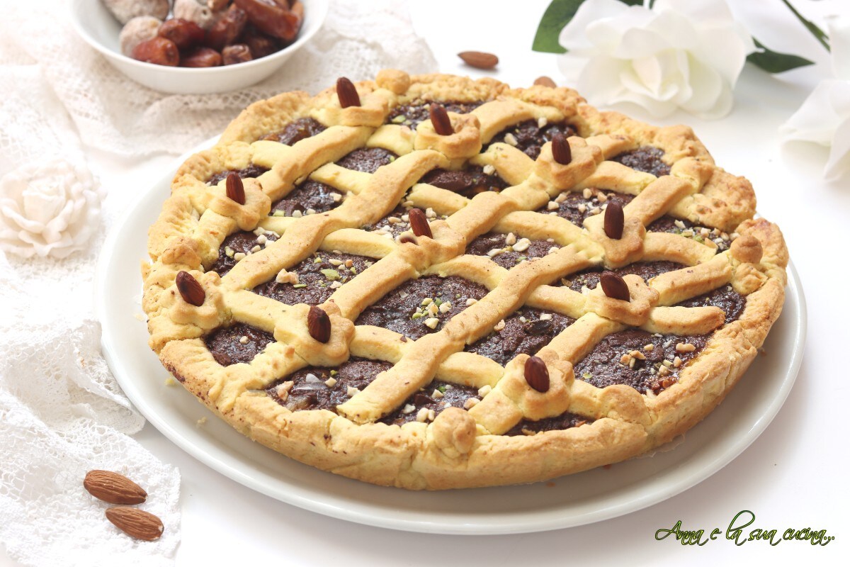 Taart met jam, gedroogd fruit en chocolade met restjes van kerst