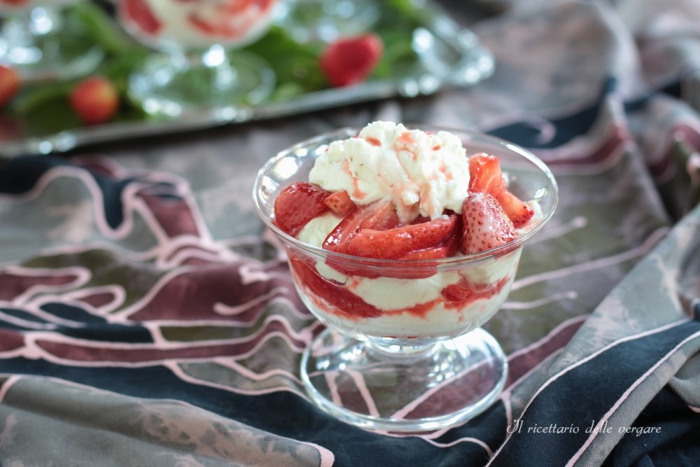Ricotta-cups met aardbeiensaus