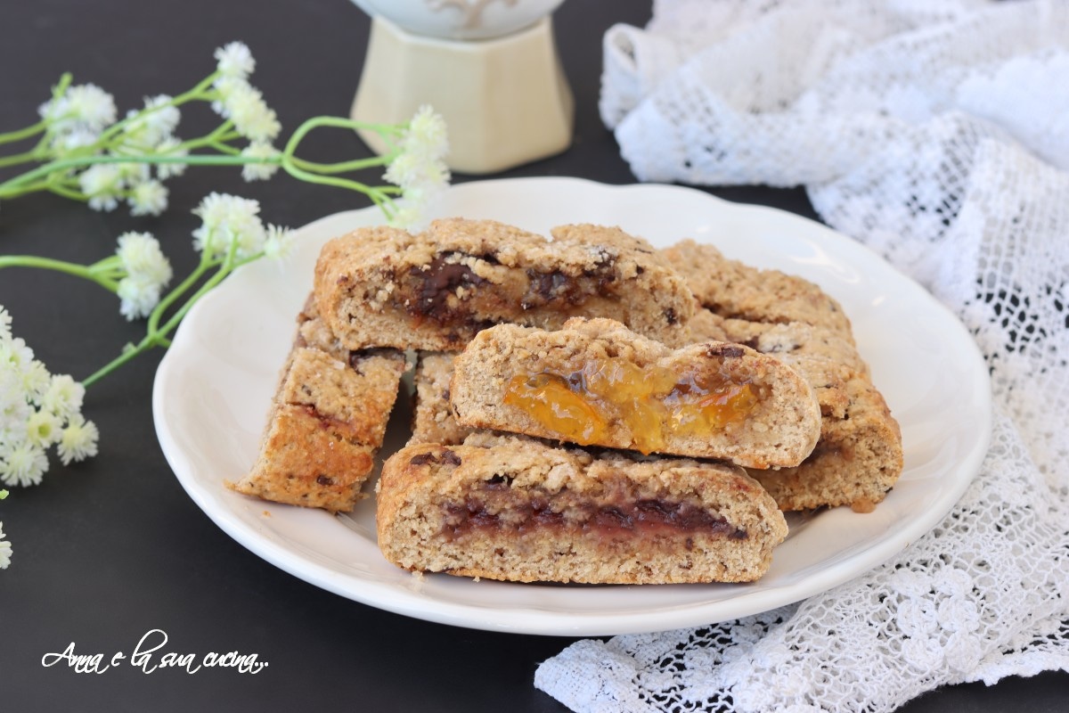 Opgerolde koekjes met jam rustiek deeg van oma