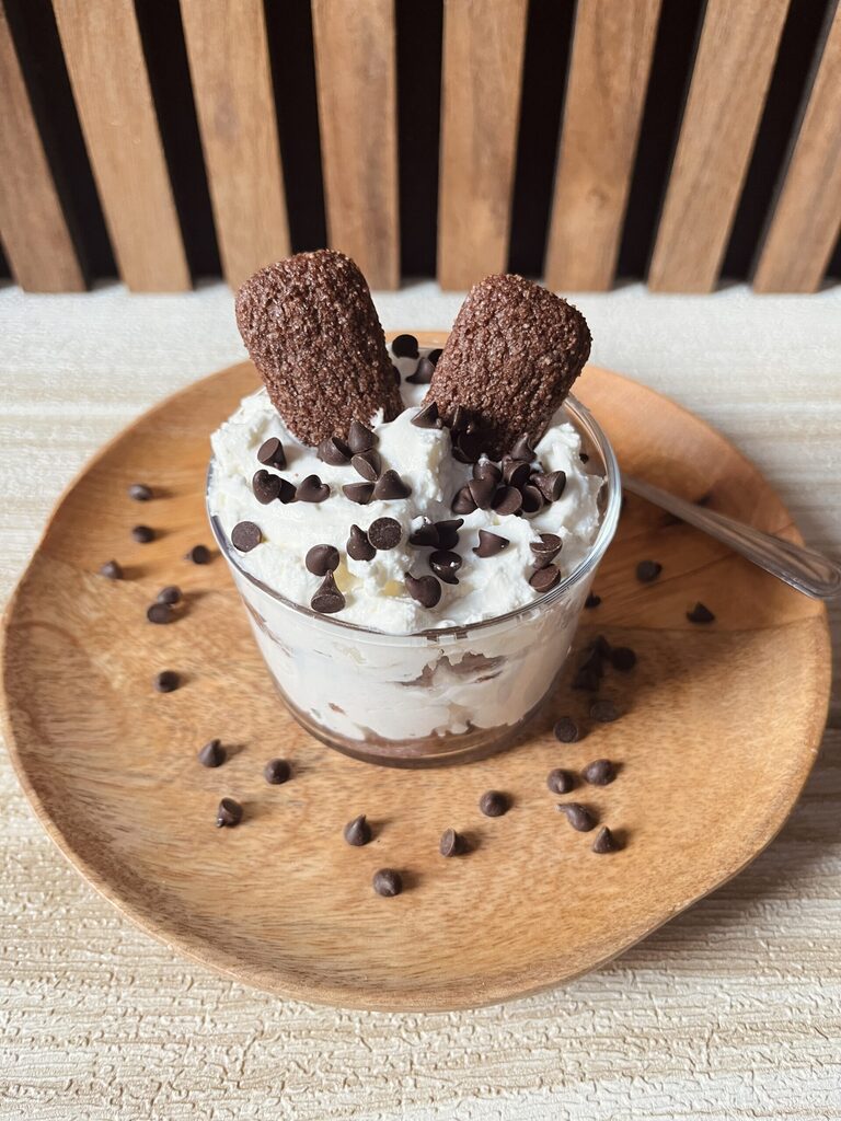 Tiramisu met room en chocolade
