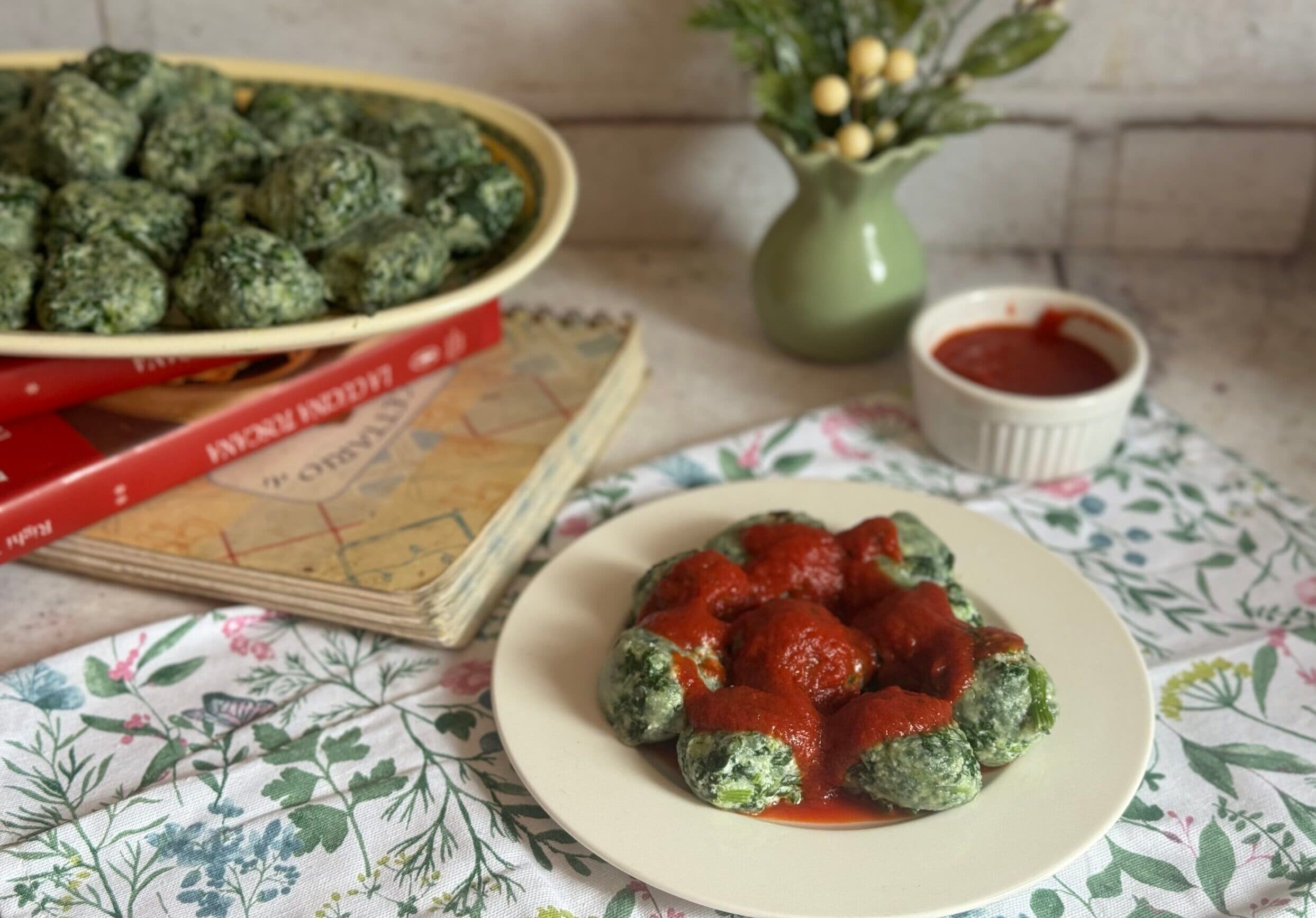 Toscaanse gnudi met tomaat