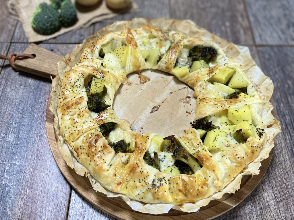 Bladerdeegkrans met broccoli en aardappelen