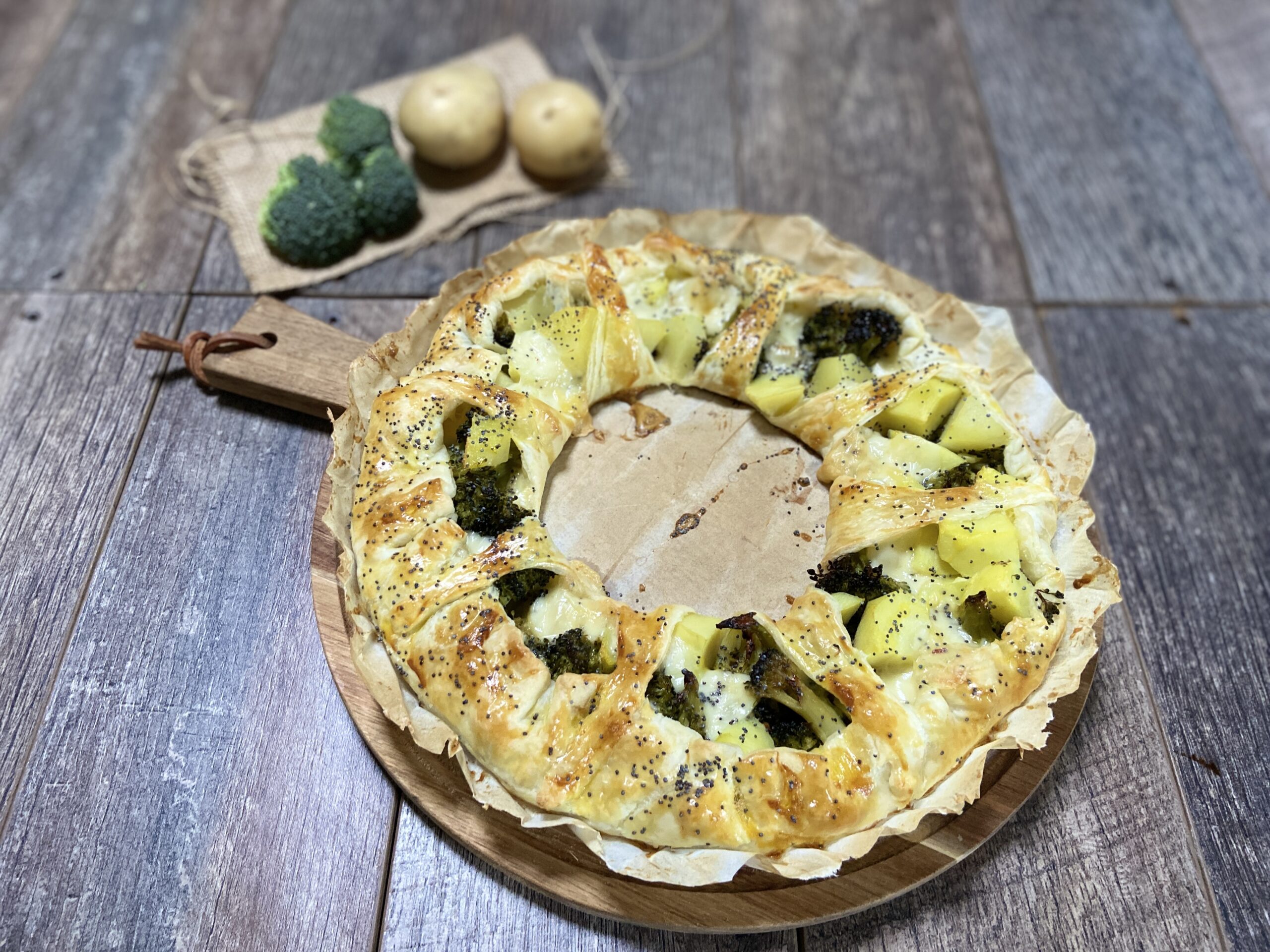 Bladerdeegkrans met broccoli en aardappelen