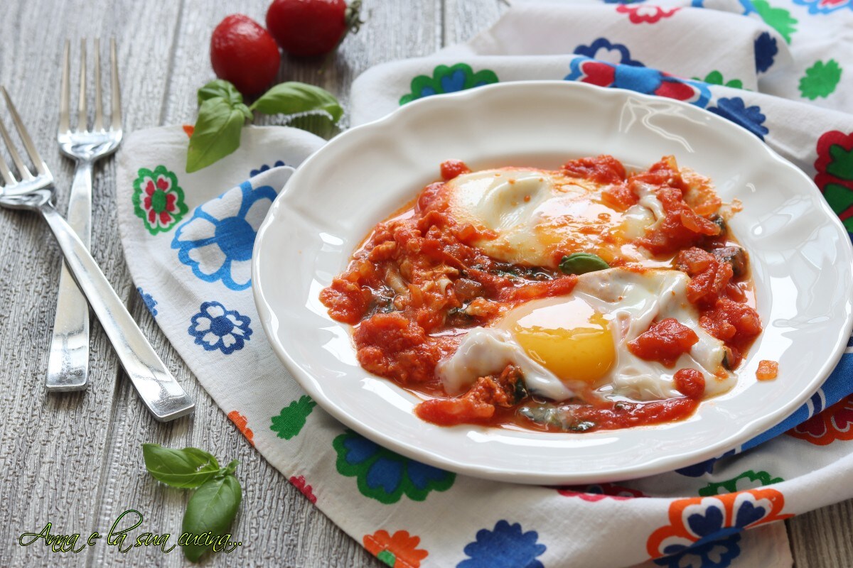 Eieren met tomaat en verse basilicum