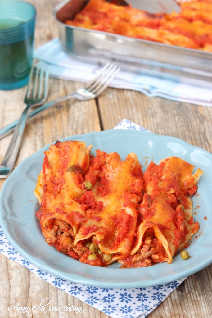 Gevulde cannelloni met vleessaus en erwten