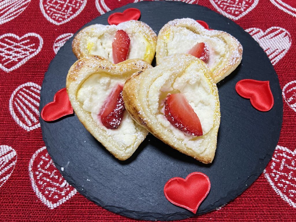 Bladerdeeg harten met ricotta en aardbeien