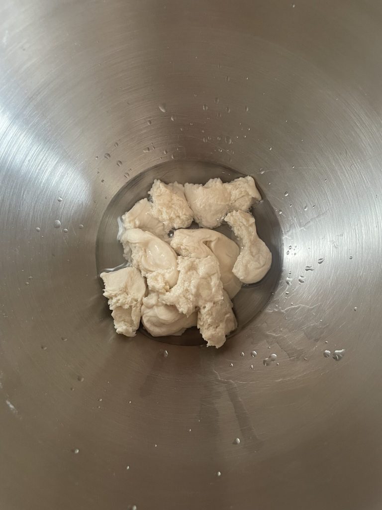 zuurdesem in stukjes voor broodjes met olijfolie en zuurdesem