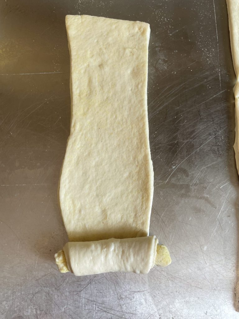 het deeg van de broodjes oprollen