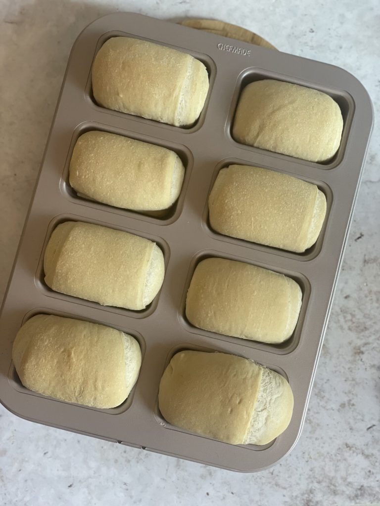 gekookte broodjes met olijfolie en zuurdesem