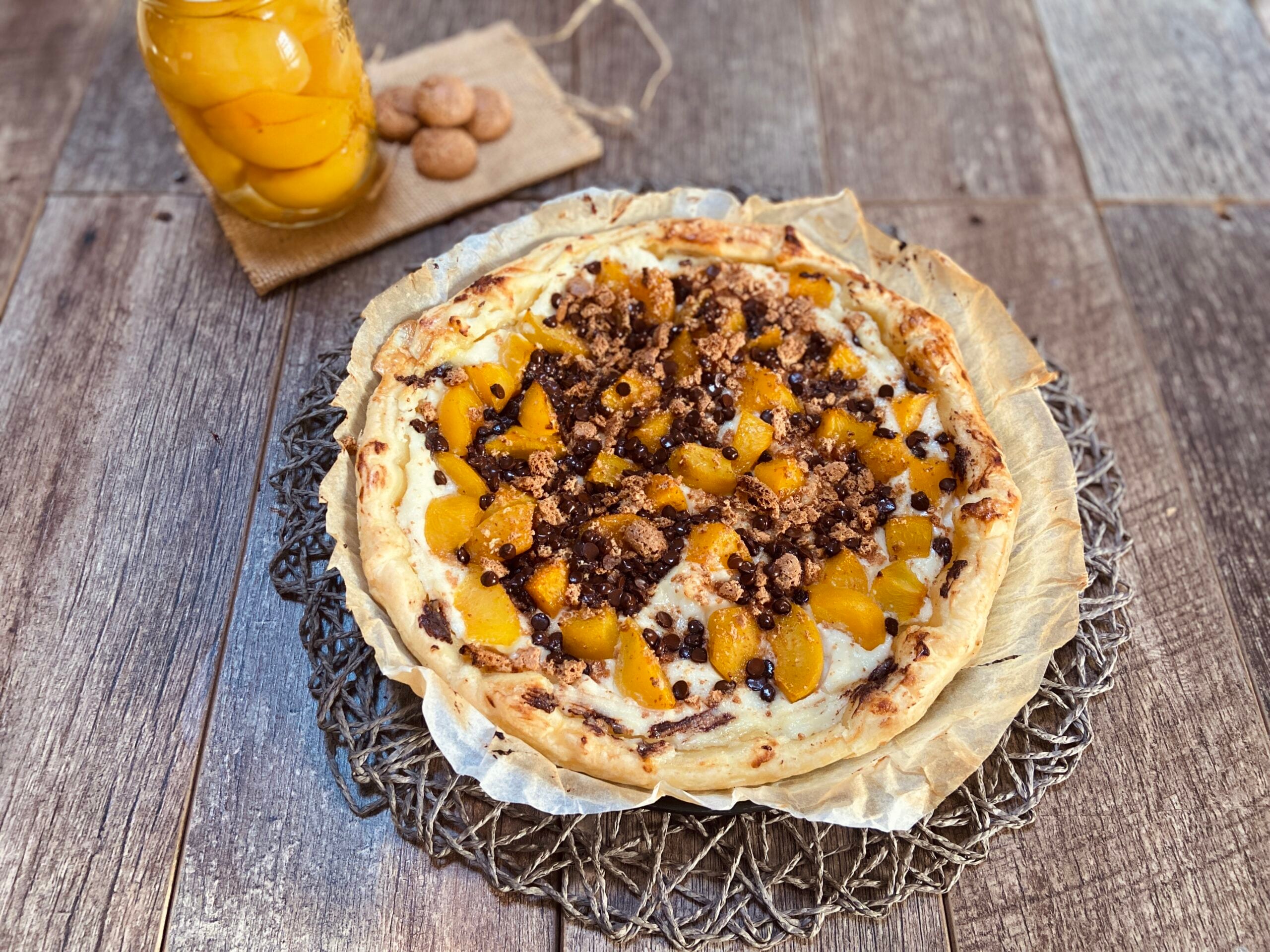 Bladerdeegtaart met perziken en amaretti