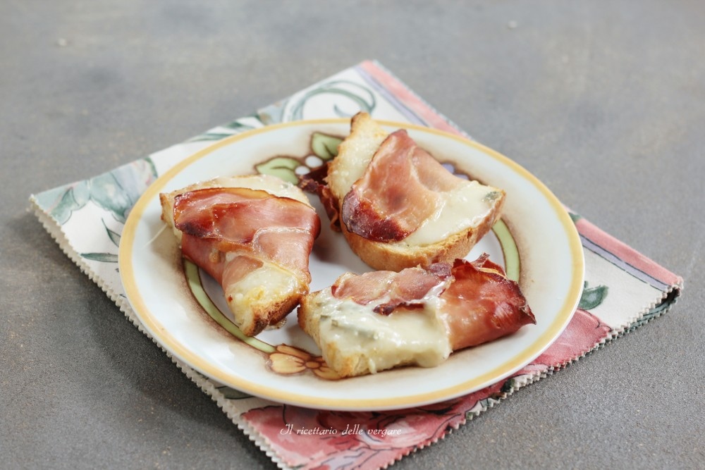Crostini gorgonzola en speck