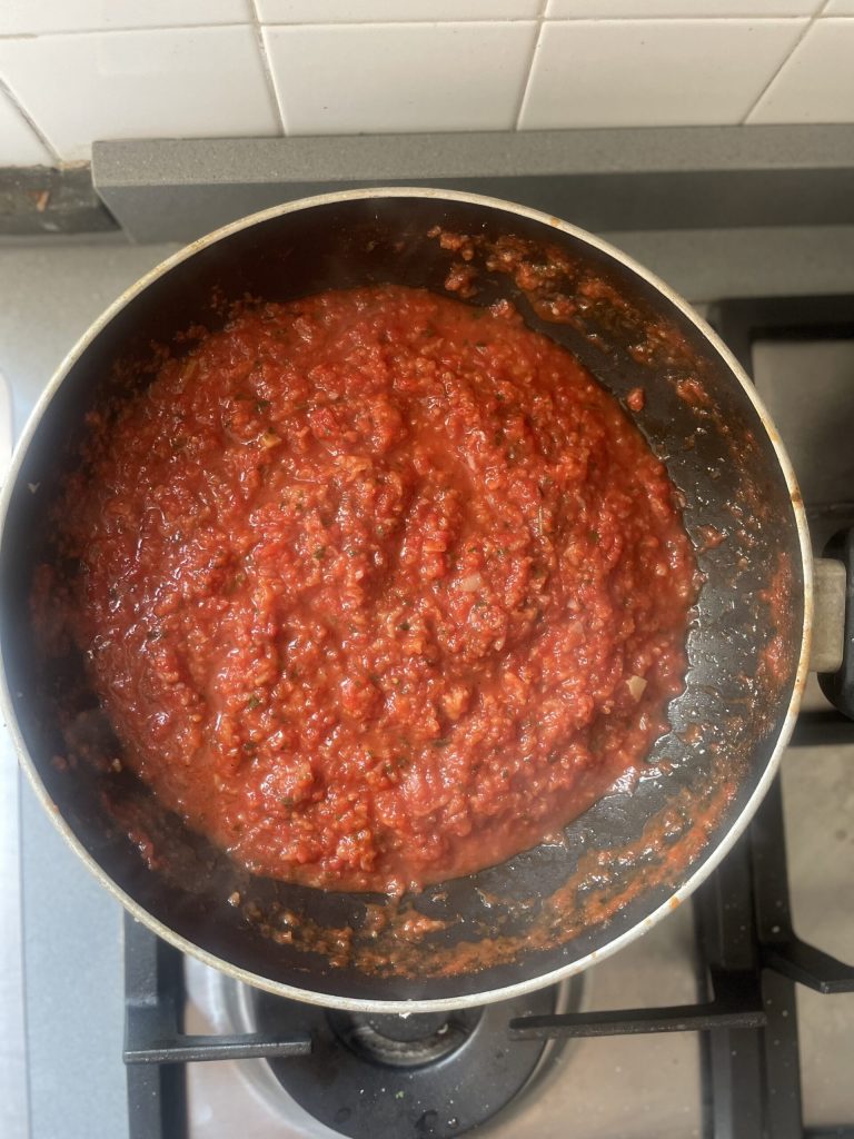 saus voor de Toscaanse pici all'aglione is klaar