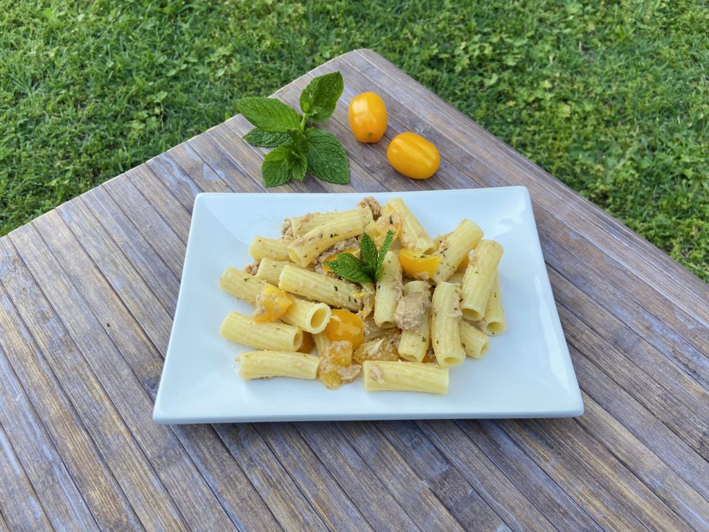 Koude pasta met tonijn en gele tomaatjes