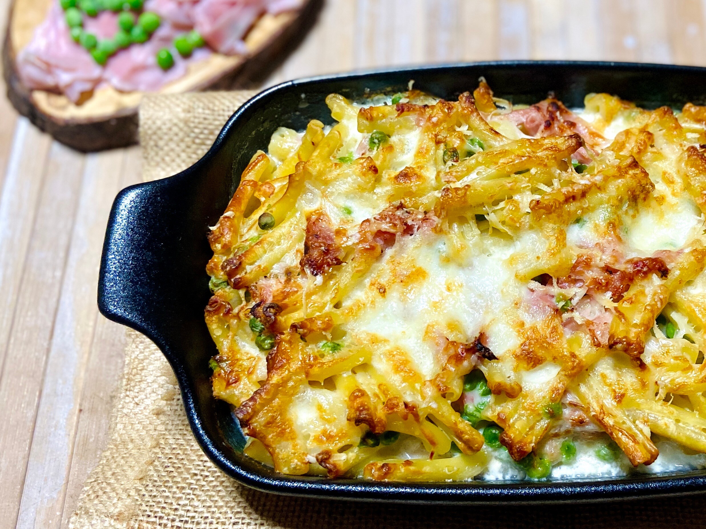 Pasta uit de oven met erwten en ham