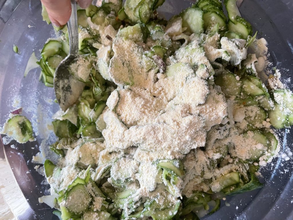 meng de meelsoorten met de vulling van de courgette scarpaccia