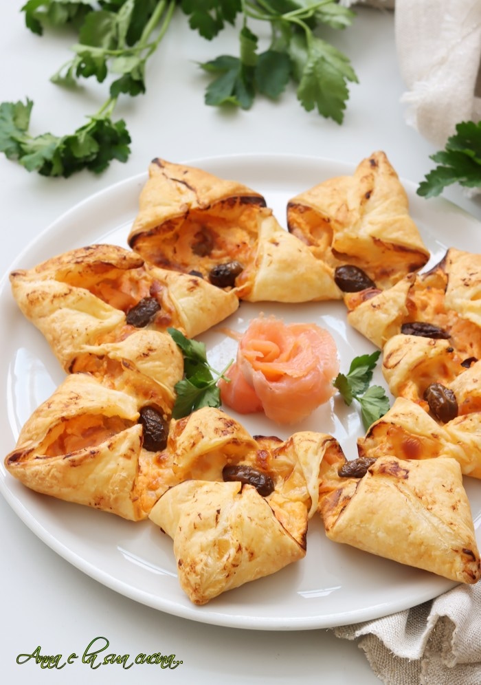 Bladerdeegster met kaas en zalm