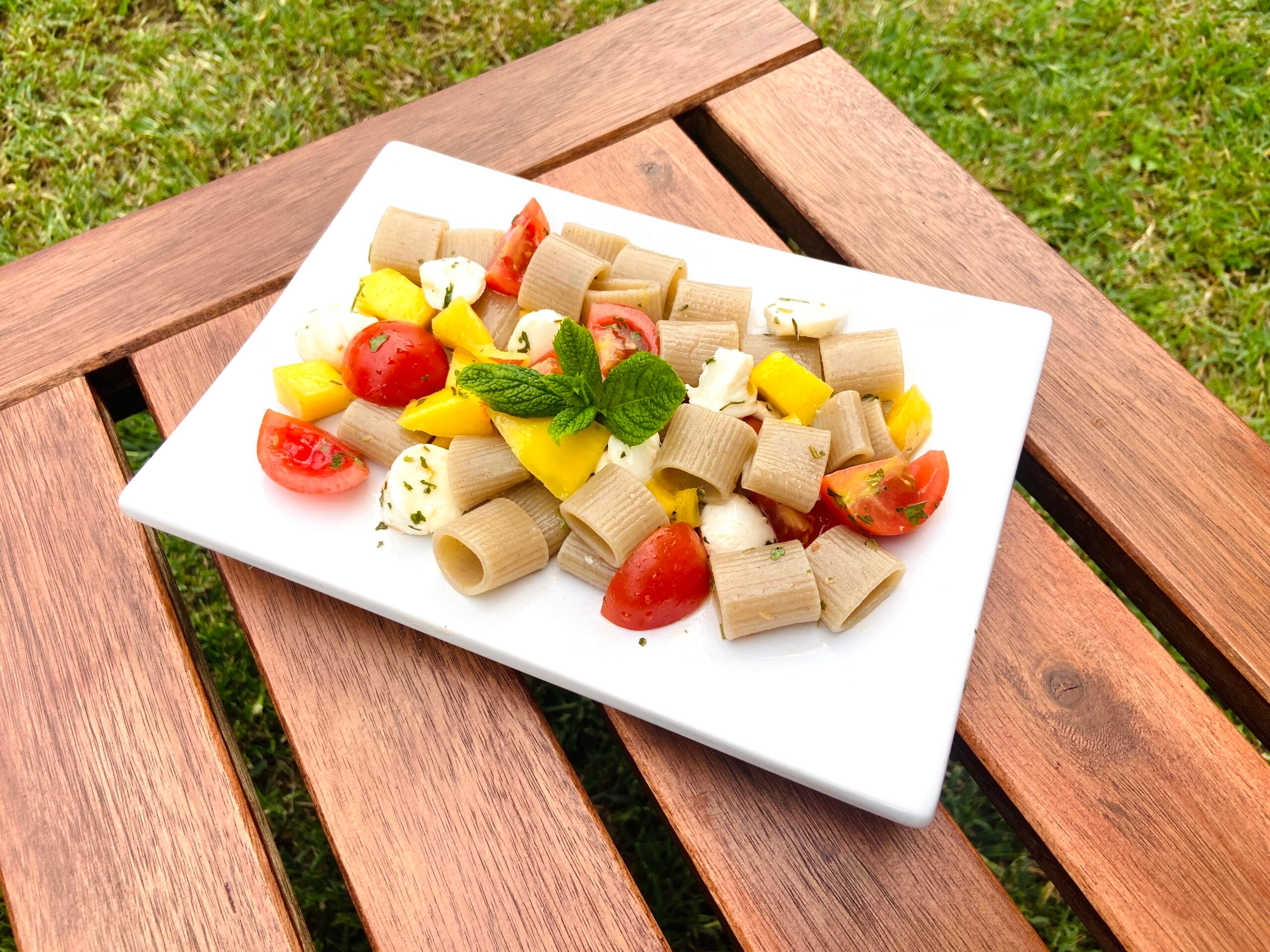 Haverpasta met mango, cherrytomaatjes en mozzarella