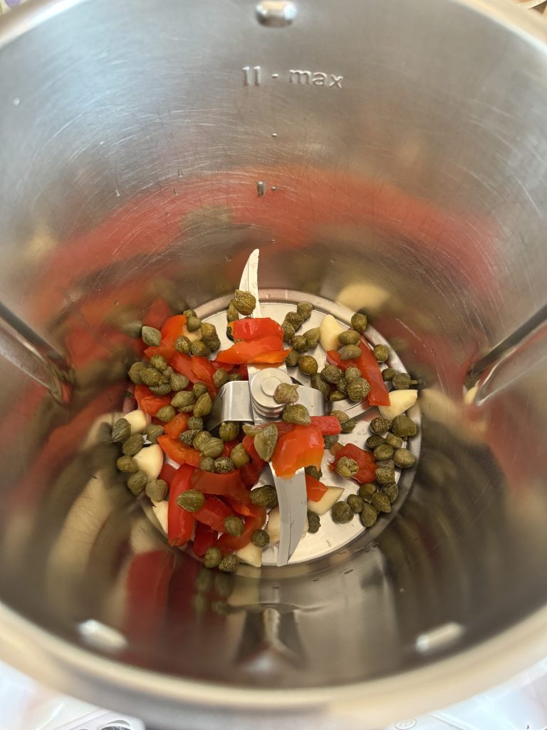 toevoeging van kappertjes en paprika's