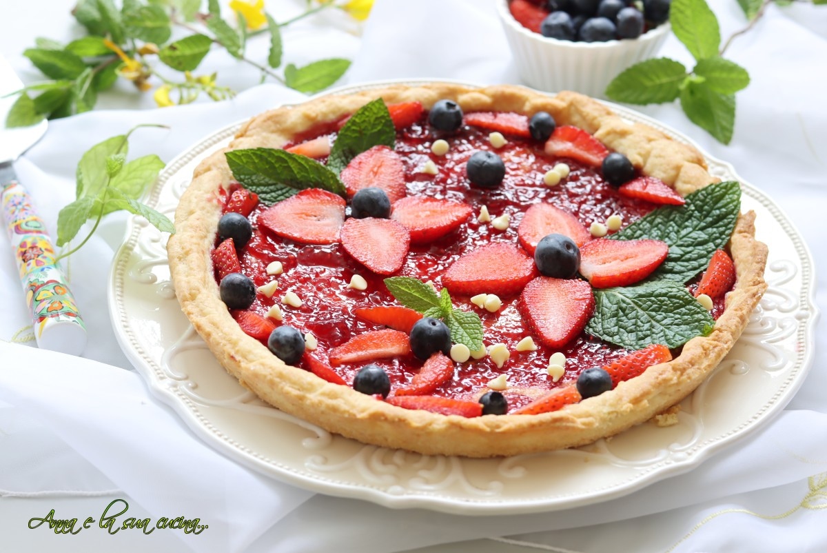 Taart met aardbeien- en bosbessenjam