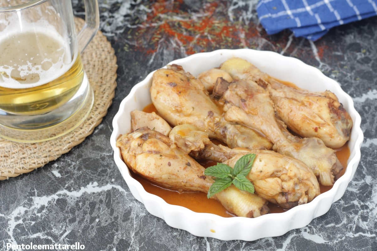 Kip met bier in de pan