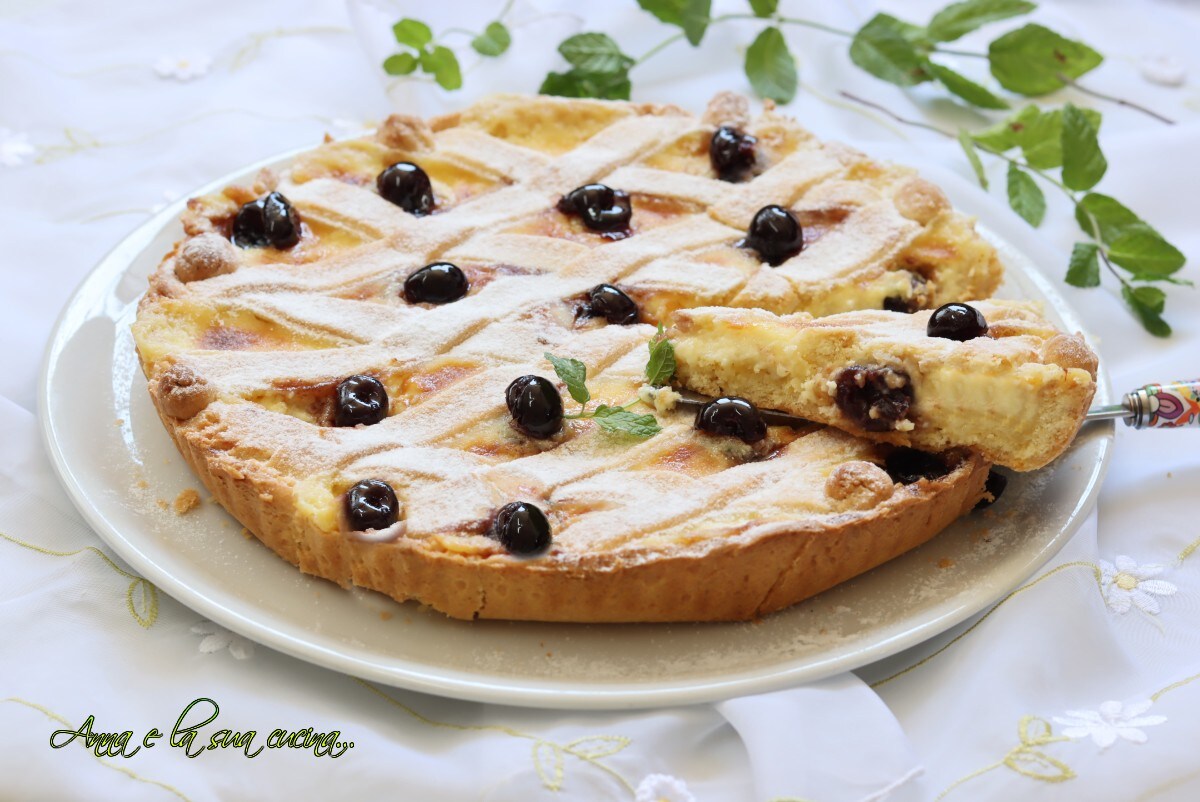 Taart met citroenroom en zwarte kersen