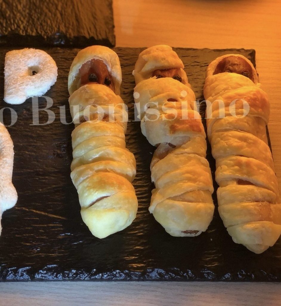 Bladerdeeg en worsten Mummies