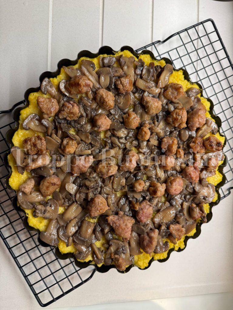 Polenta Taart met Champignons en Worst