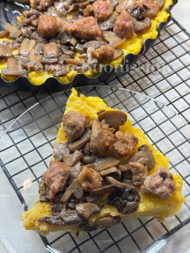 Polenta Taart met Champignons en Worst