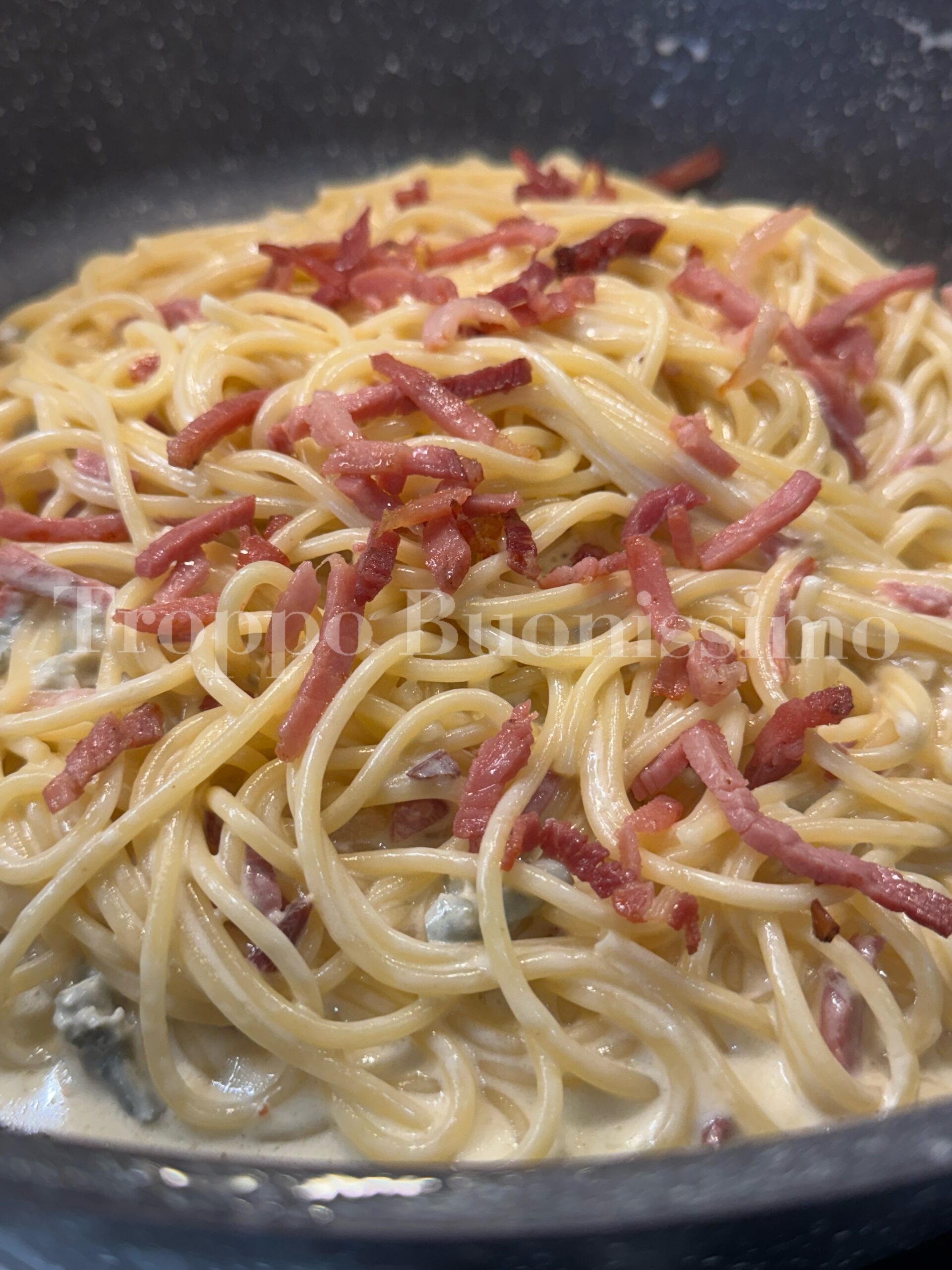 Spaghetti met gorgonzolaroom en krokante speck