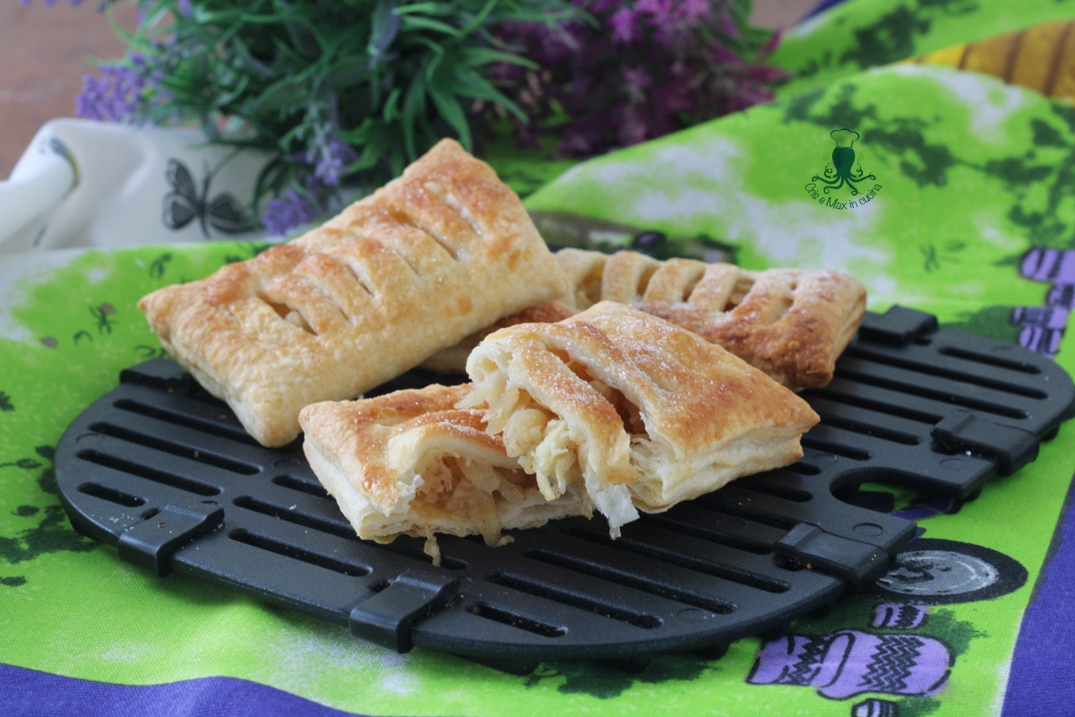 Bladerdeegpakketjes met appels en jam in de friteuse