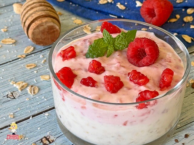 YOGHURT EN HAVERVLOKKEN (OVERNIGHT OATS PORRIDGE) MET FRAMBOZEN