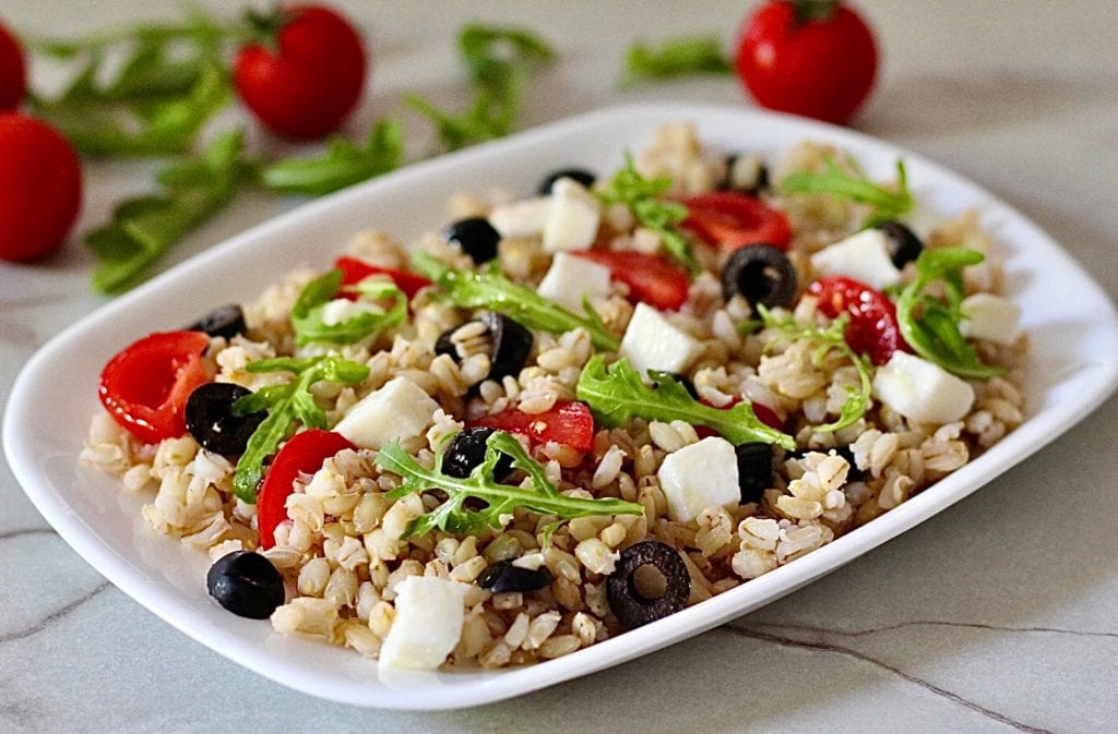 Griekse salade van gerst en feta, vult me lang zonder te verzwaren
