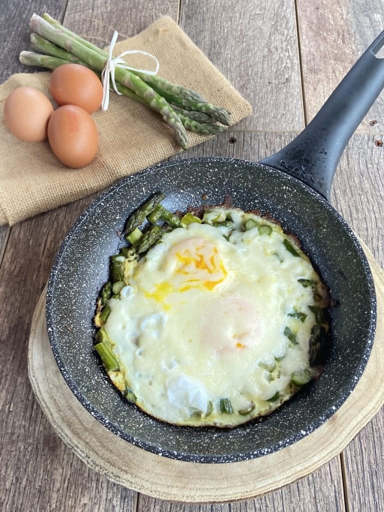 eieren en asperges in de pan