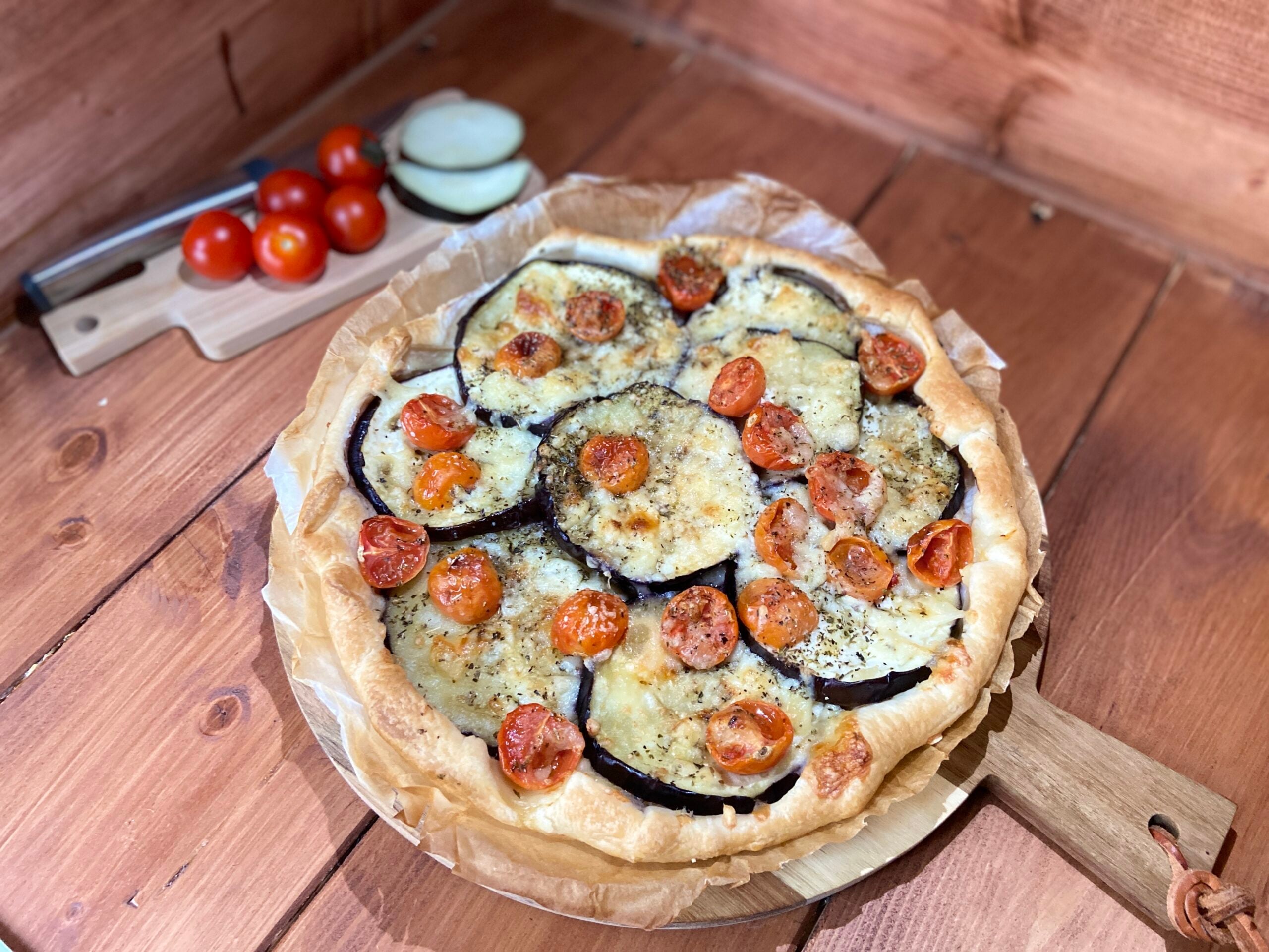 Rustieke taart met aubergines en cherrytomaatjes