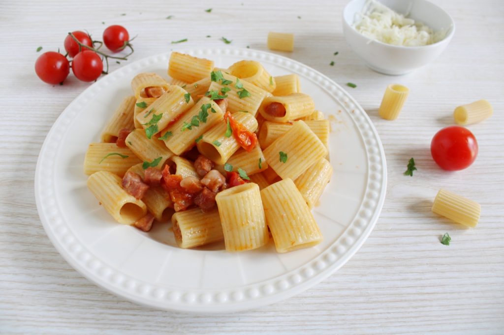 Pasta met spek, cherrytomaatjes en scamorza