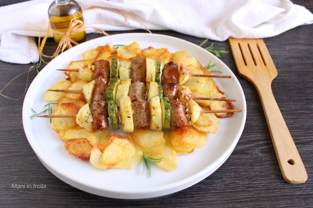 Spiesjes met worst, aardappelen en courgettes