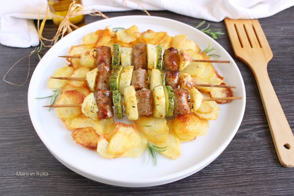 Spiesjes met worst, aardappelen en courgettes