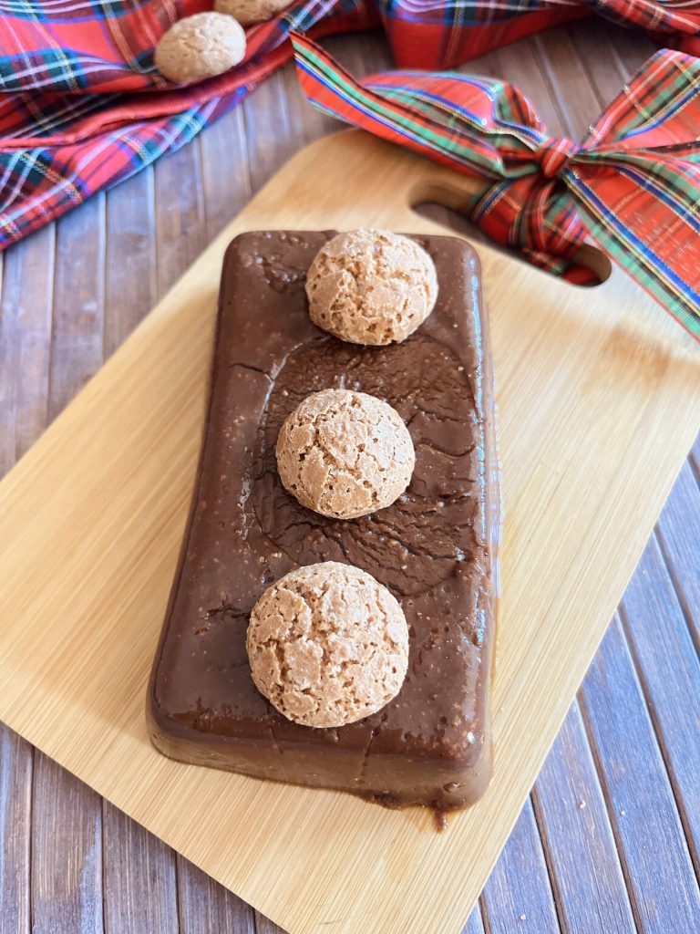 Chocolade- en amandelkoekpudding
