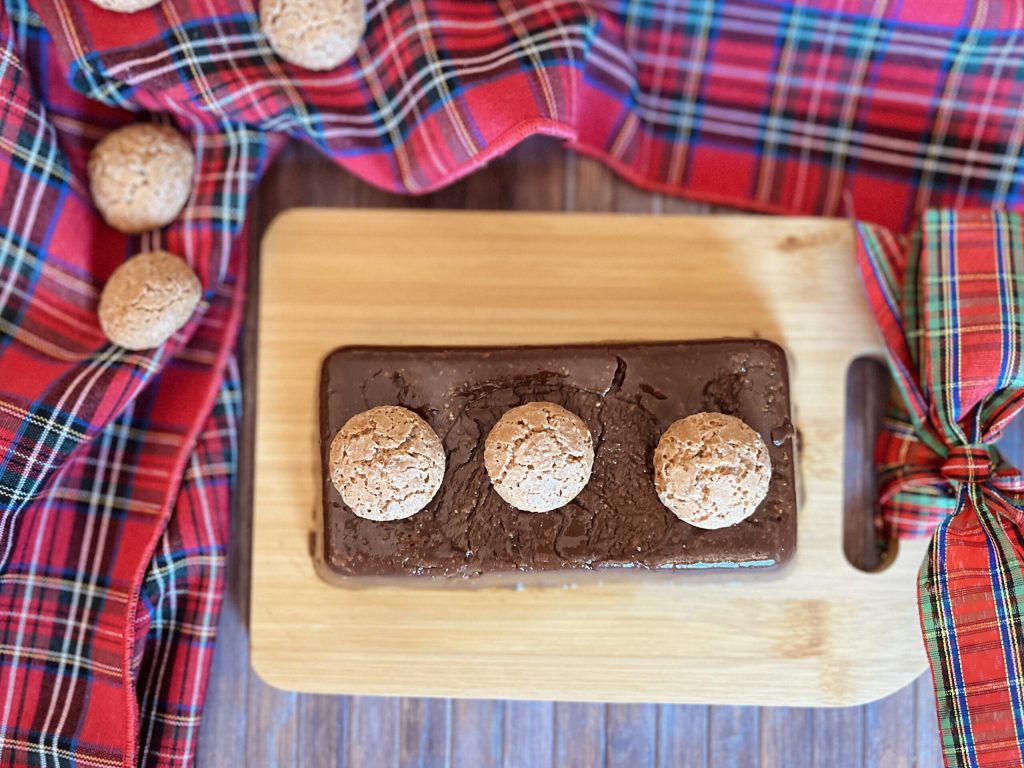 Chocolade- en amandelkoekpudding