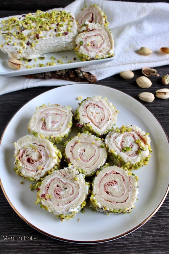 Broodrolletjes met mortadella en kaas