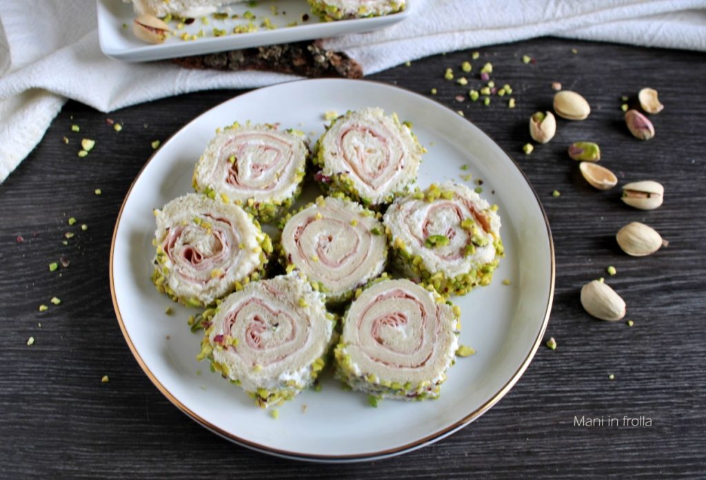 Broodrolletjes met mortadella en kaas