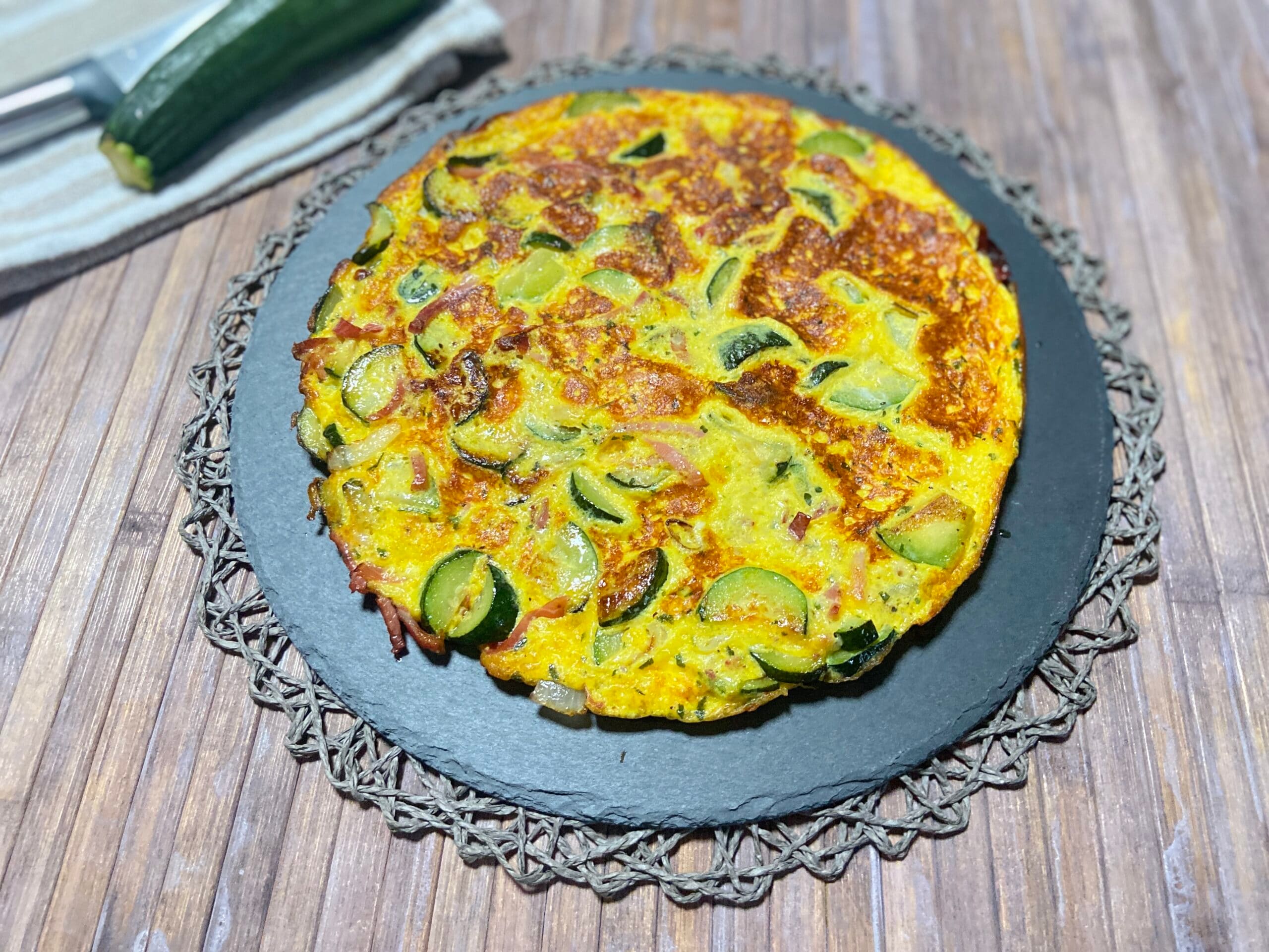 Omelet met spek en courgettes