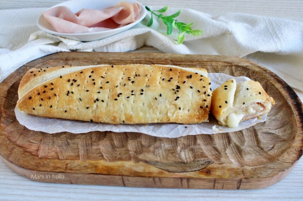Bladerdeegrol met mortadella en scamorza