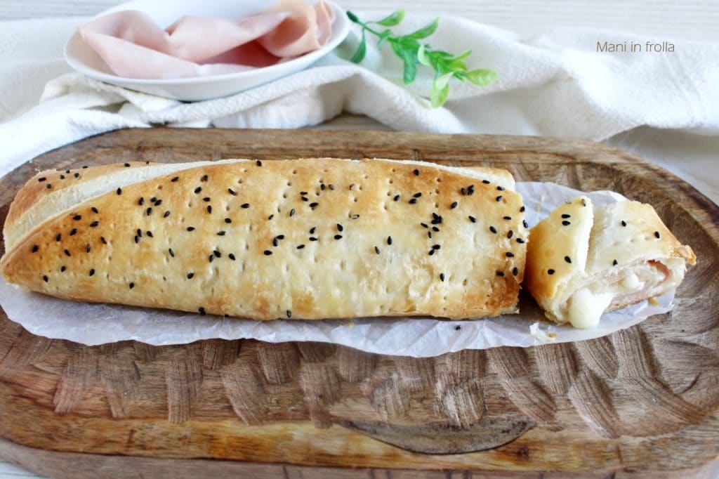 Bladerdeegrol met mortadella en scamorza