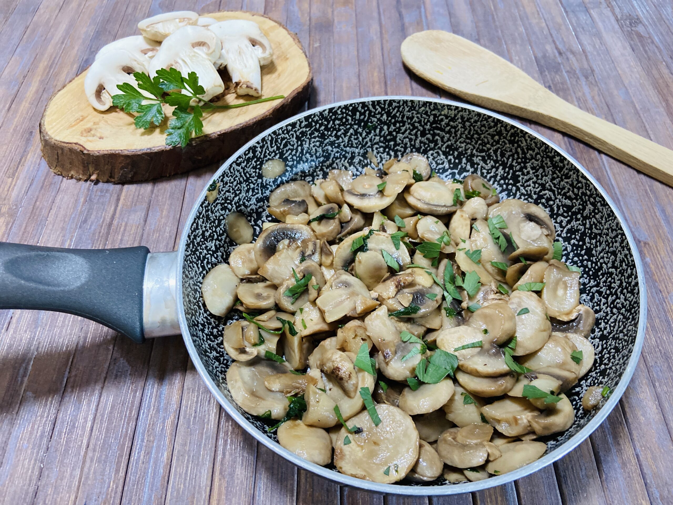 Champignons met peterselie en knoflook