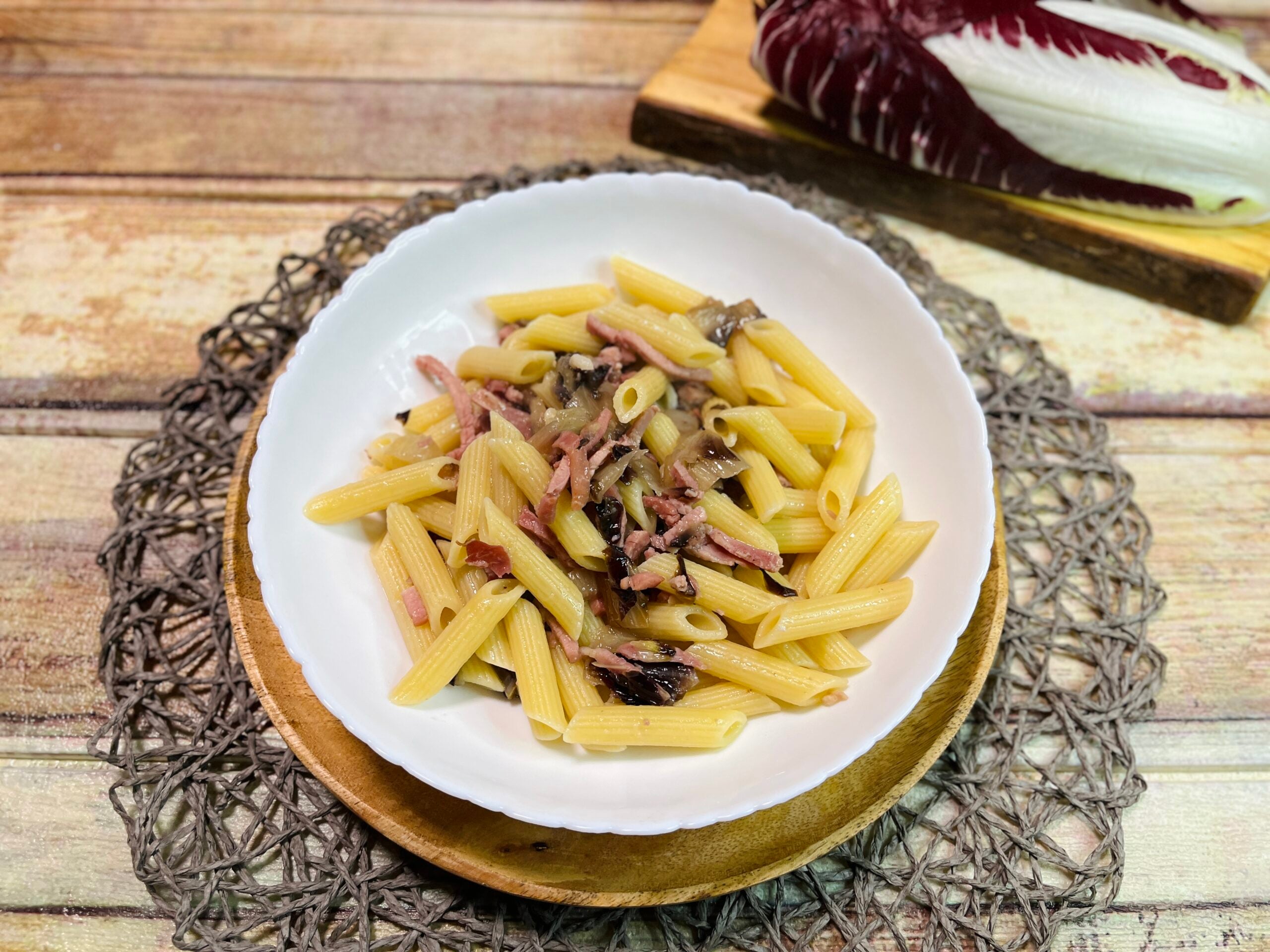 Penne met speck en radicchio