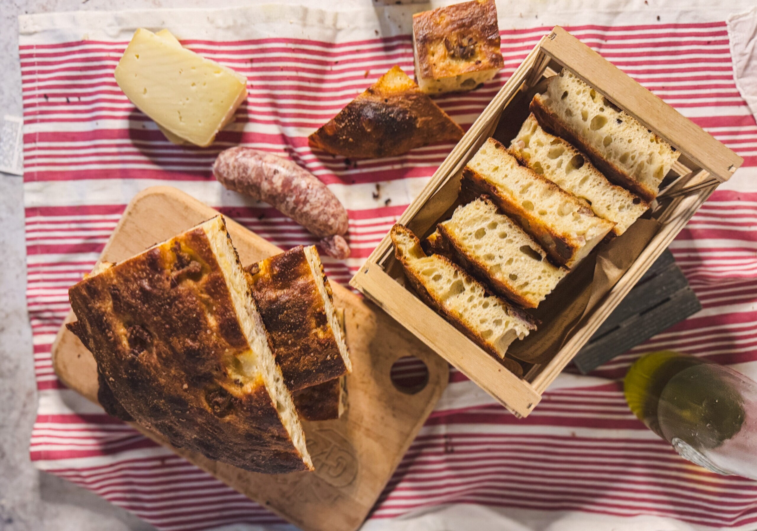 Focaccia met pecorino en worst