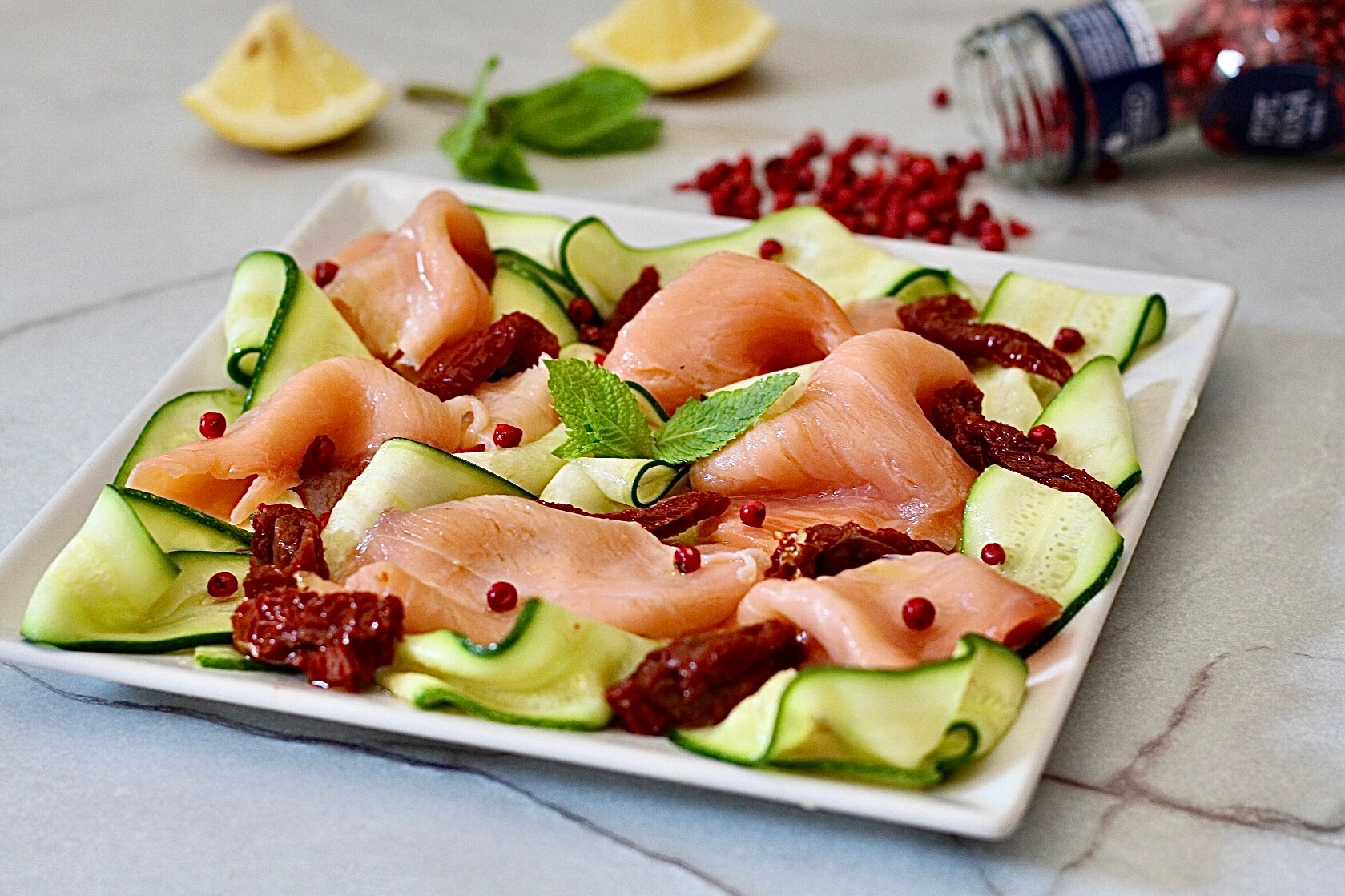 CARPACCIO van COURGETTES, met zalm en zongedroogde tomaten, het gerecht dat je zult liefhebben