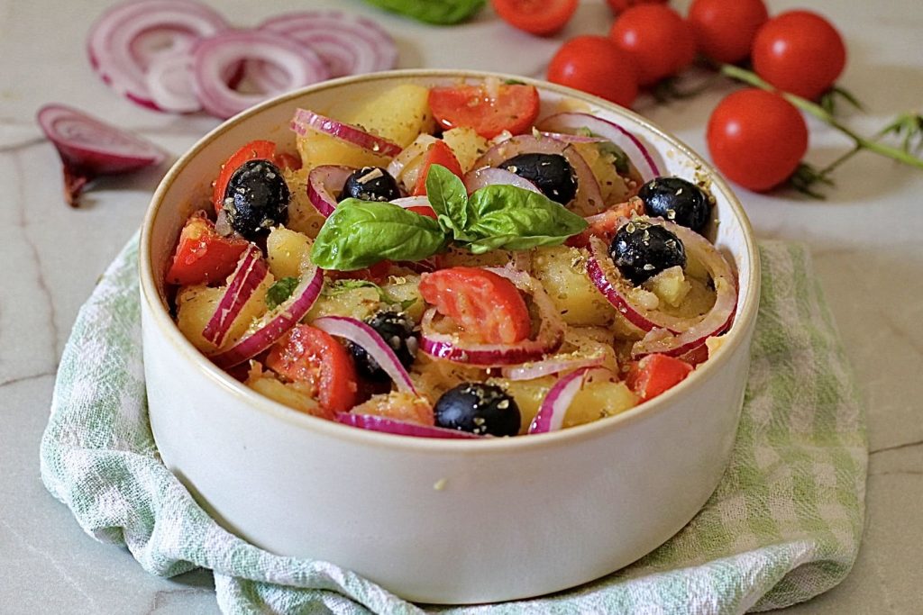 Pantesca salade, de lekkerste Siciliaanse aardappelsalade die er is!